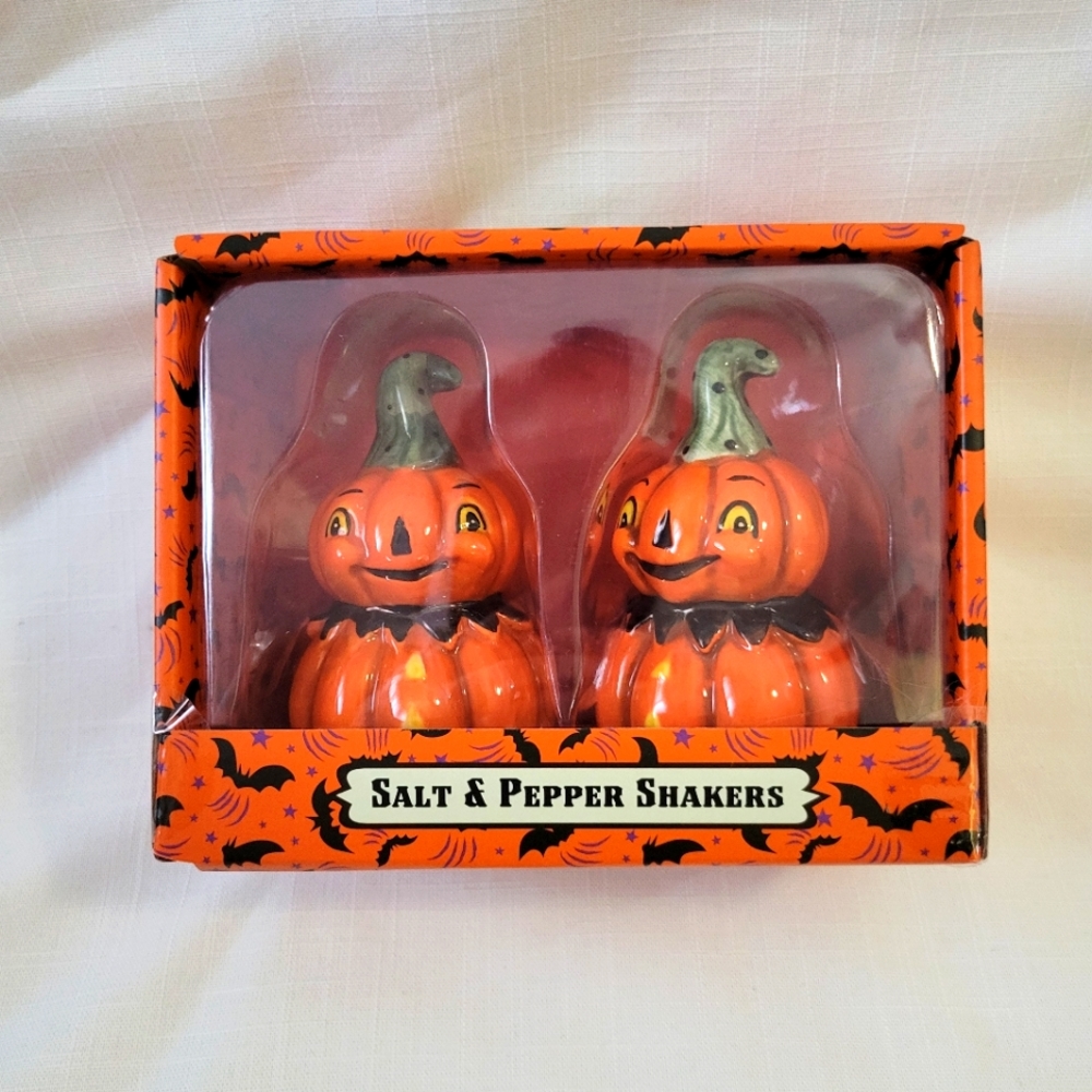 New Johanna Parker Pumpkin Salt and Pepper Shakers - Picture 9 of 9